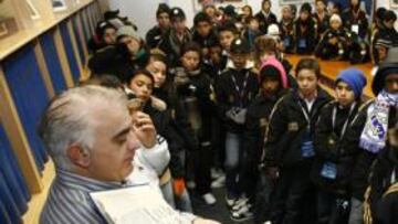 <b>80 NIÑOS. </b>Pedro Pablo San Martín les explicó la historia y el funcionamiento del periódico.