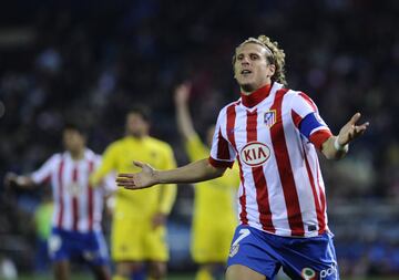 Una leyenda de Uruguay y del Atl¨¦tico de Madrid todav¨ªa en activo. El ariete era una m¨¢quina de hacer goles, sin importarle el lugar desde el que ejecutar. Cuando sali¨® del Manchester United, sin ser todav¨ªa un jugador destacado, el mism¨ªsimo Alex Ferguson dijo de ¨¦l: "Lo ¨²nico malo que tienes es que te vas sin que yo sepa si eres zurdo o diestro". Lleg¨® al Atleti con la dif¨ªcil tarea de sustituir a un ¨ªdolo, Fernando Torres, y lo hizo a base de goles.