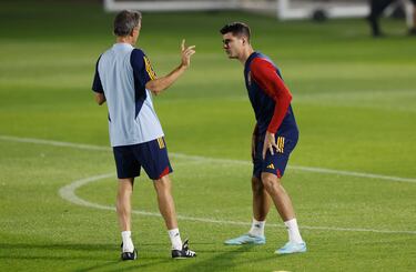 Álvaro Morata dialogando con el seleccionador español.