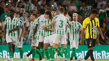Sevilla, 03/08/2024.- Los jugadores del Real Betis celebran el cuarto gol ante del Al-Ittihad Club, durante el partido amistoso disputado este sábado en el estadio Benito Villamarín de Sevilla. EFE/José Manuel Vidal