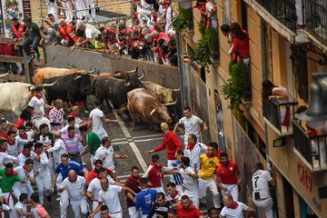 Este 7 de julio ser¨¢n los toros de la ganader¨ªa N¨²?ez del Cuvillo los que recorran las calles de la capital navarra. De esta forma comienza as¨ª el primero de los ocho encierros de las fiestas.