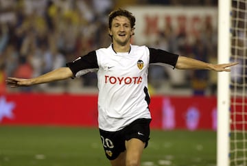 Desde el 2001 hasta el 2006 estuvo en Valencia llegando a jugar un total de 191 partidos y anotando 50 goles.