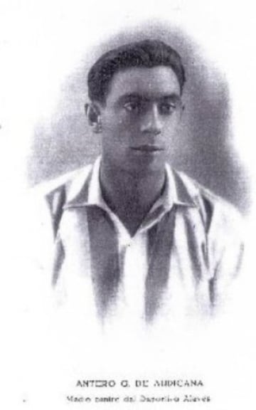 Jugó en el Deportivo Alavés desde 1924 a 1930.