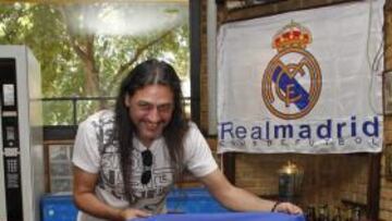 <b>FAN DEL '7'. </b>Dioni posa con la camiseta del San Cristóbal y las bufandas de Raúl del Madrid y el Schalke.