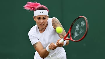 La tenista espa?ola Aliona Bolsova devuelve una bola durante su partido ante Paula Badosa en Wimbledon 2021.