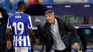 GRAF8850. VALENCIA, 19/12/2020.- El entrenador de la Real Sociedad, Imanol Alguacil, da instrucciones a Alexander Isak (i) durante el partido de Liga en Primera División ante el Levante que disputan este sábado en el estadio Ciutat de Valenc