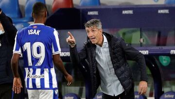 GRAF8850. VALENCIA, 19/12/2020.- El entrenador de la Real Sociedad, Imanol Alguacil, da instrucciones a Alexander Isak (i) durante el partido de Liga en Primera Divisi&oacute;n ante el Levante que disputan este s&aacute;bado en el estadio Ciutat de Valenc