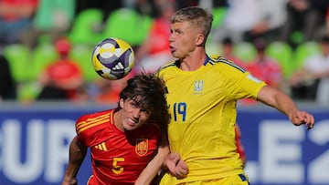 Spain's defender #5 Andres Cuenca and Ukraine's forward #19 Oleksandr Pyshchur fight for the ball during the 2025 FIFA U-20 World Cup round of 16 football match between Ukraine and Spain at the Elias Figueroa Stadium in Valparaiso, Chile on October 7, 2025. (Photo by Javier TORRES / AFP)