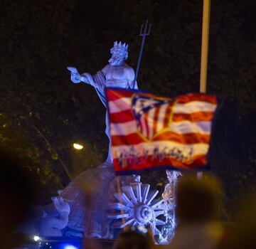 Los aficionados atléticos celebraron el título en la madrileña plaza de Neptuno.