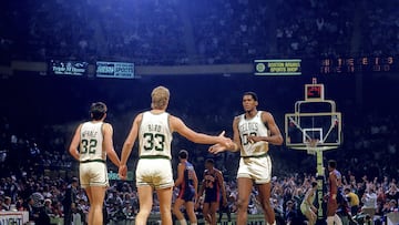 Robert Parish, con Larry Bird y Kevin McHale durante un partido contra los Pistons.