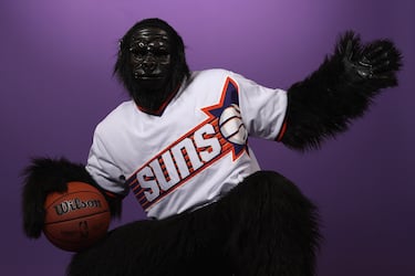 La mascota de los Phoenix Suns 'The Gorilla' posa en el Media Day.