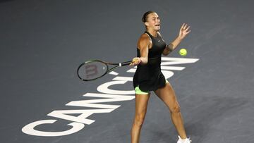 MEX9882. CANCÚN (MÉXICO), 29/10/2023.- La tenista bielorrusa Aryna Sabalenka devuelve una bola a la tenista de Griega Maria Sákkari, hoy en el primer doble del torneo femenino de tenis WTA Finals Cancún realizado en el hotel Paradisius del balneario de Cancún estado de Quintana Roo (México). EFE/Alonso Cupul
