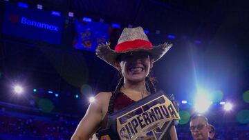 Alana presumiendo sus campeonatos.