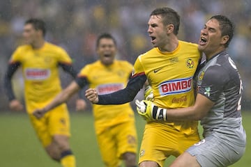 Miguel Layún y Moises Muñoz se abrazan al terminar la ronda de penales y decretar el triunfo de las Águilas.