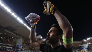 El portero de la Juventus, Gianluigi Buffon, con la camiseta de Mbappé, del Mónaco.