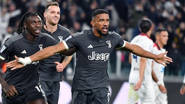 Turin (Italy), 11/11/2023.- Juventus' Gleison Bremer (R) celebrates after scoring the 1-0 during the Italian Serie A soccer match Juventus FC vs Cagliari Calcio at the Allianz Stadium in Turin, Italy, 11 November 2023. (Italia) EFE/EPA/ALESSANDRO DI MARCO
