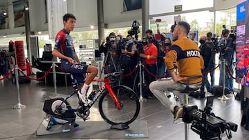 Egan Bernal durante una rodada virtual en la que habló de su recuperación y el deseo de volver a competir.