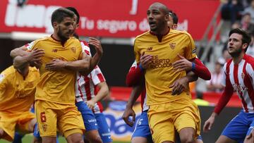 GRA112. GIJÓN (ASTURIAS) 29/10/2016.- Los jugadores del Sevilla el francés Steven N'Zonzi (d) y el portugués Daniel Carriço (i), lucha la posición con varios jugadores del Sporting durante el partido de la décima jornada de Liga de Primera División disputado hoy en el estadio de El Molinón. EFE/J.L. Cereijido