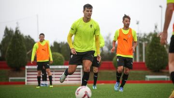 12-10-24. RÓBER PIER, SEGUIDO POR KEVIN VÁZQUEZ, EN EL ENTRENAMIENTO DEL SPORTING EN MAREO.