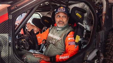 Nasser Al Attiyah con el Dacia del Dakar.