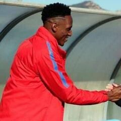 Primer apretón de manos de los cracks: Mina saluda a Messi