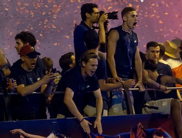 Seguidores, jugadores, directiva y cuerpo técnico celebran el triplete en las calles de la Ciudad Condal.