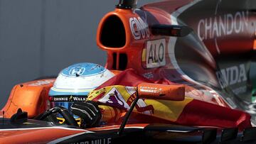 Alonso, con la bandera de España en Montmeló
