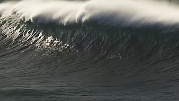 Una ola de m&aacute;s de 6 metros de altura rompe en Wedding Cake Island, Australia, a principios de mayo del 2023. 
