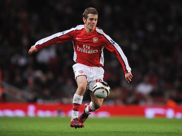 Debutó con el Arsenal el 25 de noviembre de 2008 con 16 años, 10 meses y 24 días.