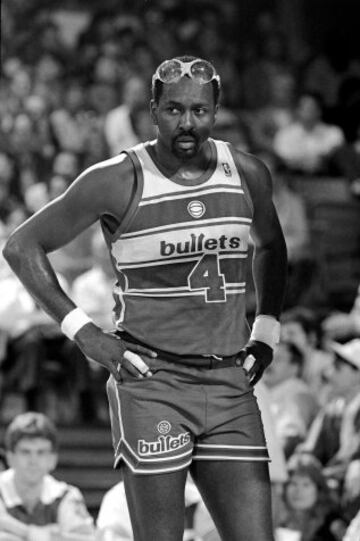 Antes de comenzar la temporada 1986-87, Malone fue traspasado a Washington Bullets. En imagen, Moses Malone con los Washington Bullets durante un partido en 1987.