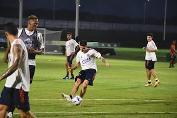 Colombia entrenó por última vez en la sede deportiva de Barranquilla antes de enfrentar este viernes a Venezuela por la primera fecha de las eliminatorias. Carlos Queiroz ultimó detalles tácticos para el partido y se vio a todos los jugadores bastante activos. Probaron definición, centros y defensa durante la jornada. 