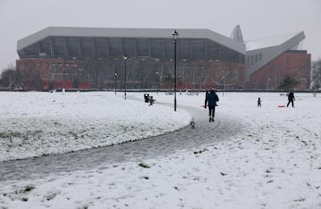 Los alrededores del estadio del Liverpool Football Club completamente nevados.