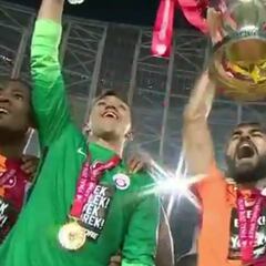 Podolski da al Galatasaray su decimoséptimo título de Copa