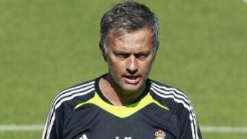 <b>COMO EN REINO UNIDO.</b> Mourinho lleva impresas sus iniciales en su ropa de trabajo.