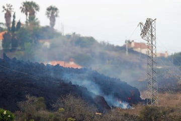 La lava va avanzando centímetros cada hora.