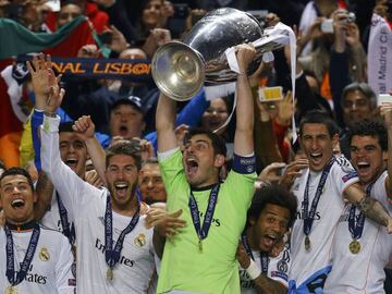 Real Madrid&#039;s captain Iker Casillas and team mates celebrate with the trophy after defeating Atletico Madrid in their Champions League final soccer match at the Luz Stadium in Lisbon, May 24, 2014.   REUTERS/Kai Pfaffenbach (PORTUGAL  - Tags: SPORT SOCCER TPX IMAGES OF THE DAY)  