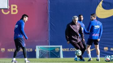 Setién, junto a Messi en un rondo.