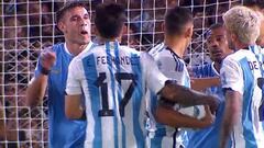 Los encuentros entre estas dos selecciones suelen ser de algo voltaje. En la imagen capturada de televisión se ve a Manuel Ugarte realizar un gesto dirigido a Rodrigo de Paul, algo que desató la bronca en la primera mitad del encuentro. 