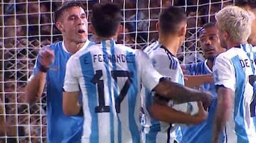 Los encuentros entre estas dos selecciones suelen ser de alto voltaje. En la imagen capturada de televisión se ve a Manuel Ugarte realizar un gesto dirigido a Rodrigo de Paul, algo que desató la bronca en la primera mitad del encuentro. 