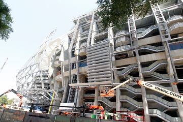 Las obras de remodelaci¨®n del estadio del club blanco siguen avanzando sin parar durante el verano. As¨ª se encuentra el exterior del estadio durante estos d¨ªas.