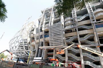 Las obras de remodelación del estadio del club blanco siguen avanzando sin parar durante el verano. Así se encuentra el exterior del estadio durante estos días.