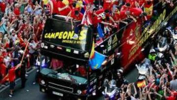 <b>FIESTA MULTITUDINARIA. </b>Los jugadores de la Selección en el autobús con el que recorrieron las calles de Madrid para celebrar la victoria mundialista.