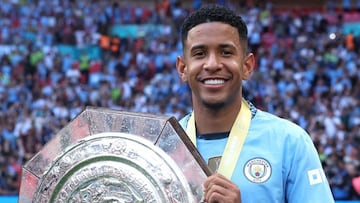 Savinho, jugador del Manchester City, posa con el trofeo de la Community Shield 2024.