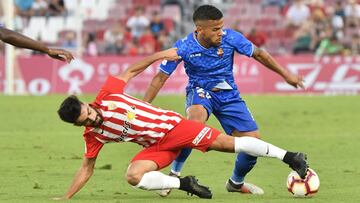 Chema rebaña un balón a un futbolista del Reus.