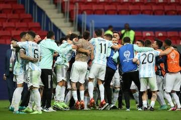 El encuentro terminó 1-1 tras los noventa minutos. Lautaro Martínez y Luis Díaz anotaron y la clasificación se definió desde los once pasos. Los de Scaloni se impusieron 3-2 y ahora jugarán la final ante Brasil. 