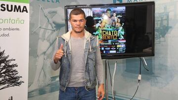 Antonio 'Chato' Benítez posa con el cartel promocional.