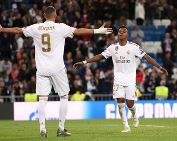 Karim celebra con Rodrygo su primer gol al Galatasaray.