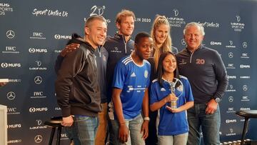 Los ganadores del South Bronx United, con miembros de la Academia.