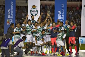 Apenas en mayo pasado, Santos conquistó su quinto cetro de Liga luego de derrotar en la Final del Clausura 2015 al Querétaro por global de 5-3, con lo que colocó, junto con Pachuca, como el segundo equipo más exitoso desde la instauración de los torneos cortos, sólo detrás de Toluca que suma siete campeonatos bajo este formato.