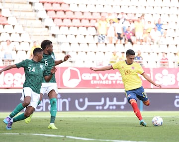 Eduard Atuesta dispara ante Arabia Saudita con la Selección Colombia en el Nueva Condomina de Murcia, España.